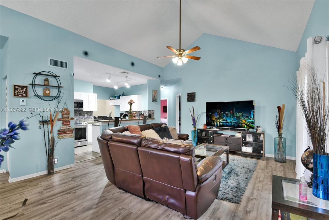 En Venta: $270,000 (3 camas, 2 baños, 1215 Pies cuadrados)