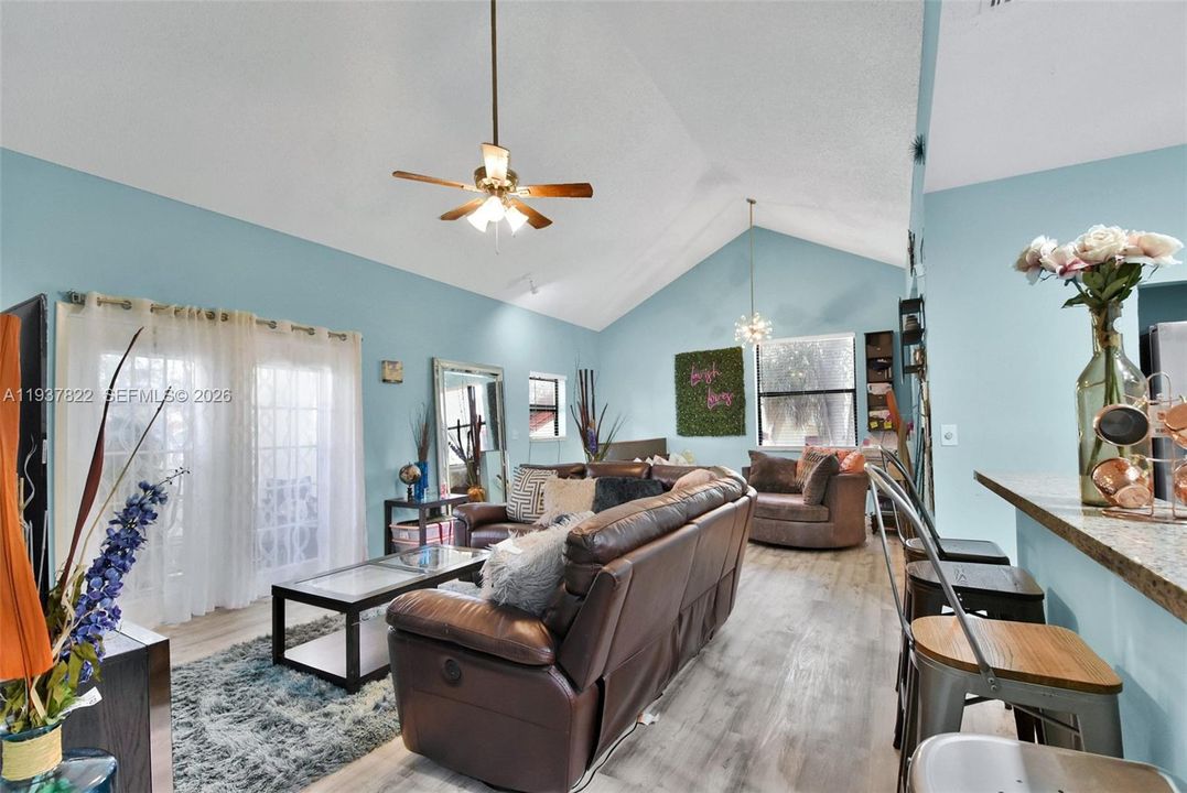 En Venta: $270,000 (3 camas, 2 baños, 1215 Pies cuadrados)