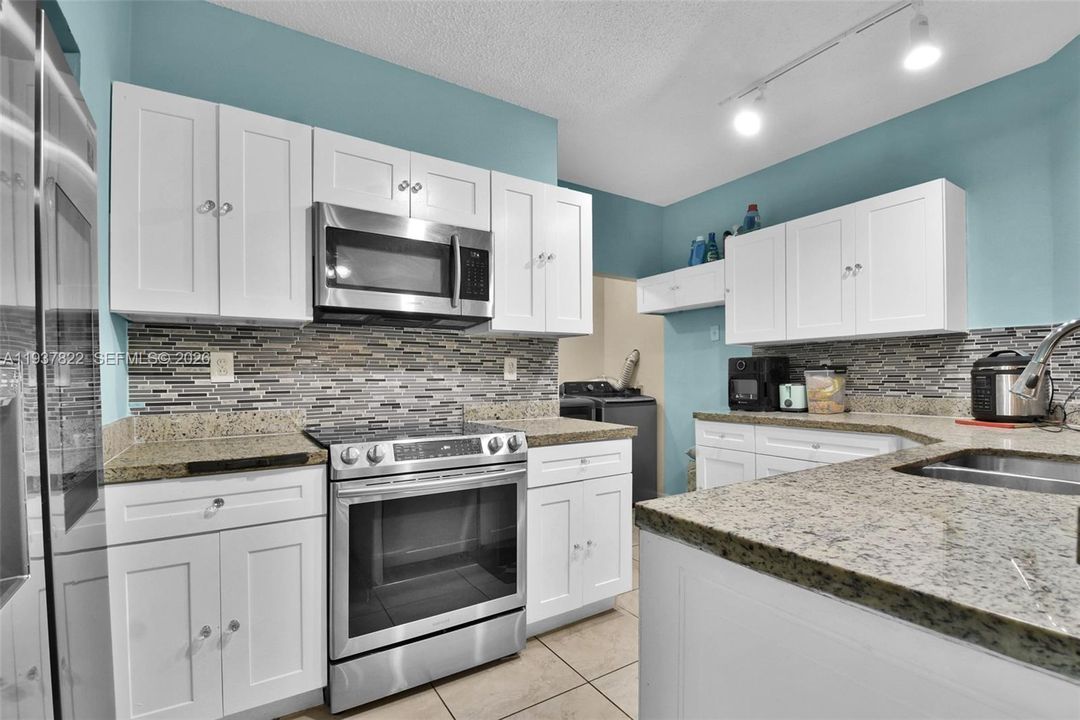 En Venta: $270,000 (3 camas, 2 baños, 1215 Pies cuadrados)