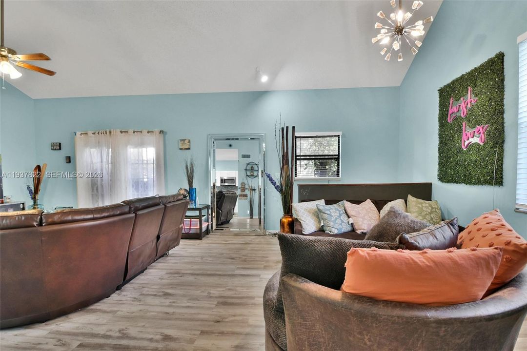 En Venta: $270,000 (3 camas, 2 baños, 1215 Pies cuadrados)