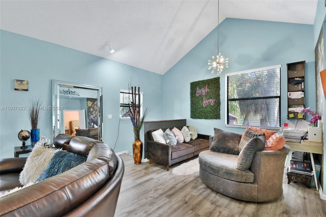 En Venta: $270,000 (3 camas, 2 baños, 1215 Pies cuadrados)