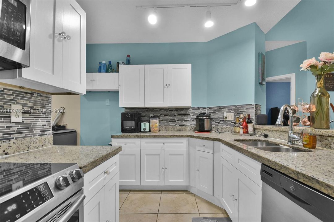 En Venta: $270,000 (3 camas, 2 baños, 1215 Pies cuadrados)