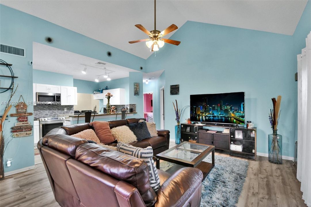 En Venta: $270,000 (3 camas, 2 baños, 1215 Pies cuadrados)