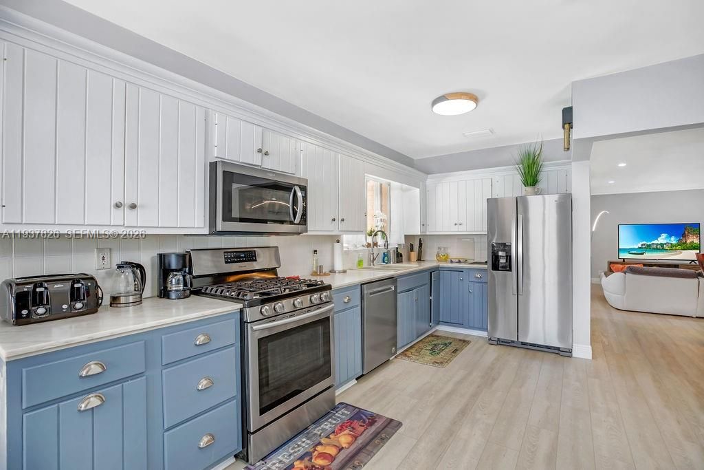 For Sale: $999,999 (4 beds, 3 baths, 2296 Square Feet)