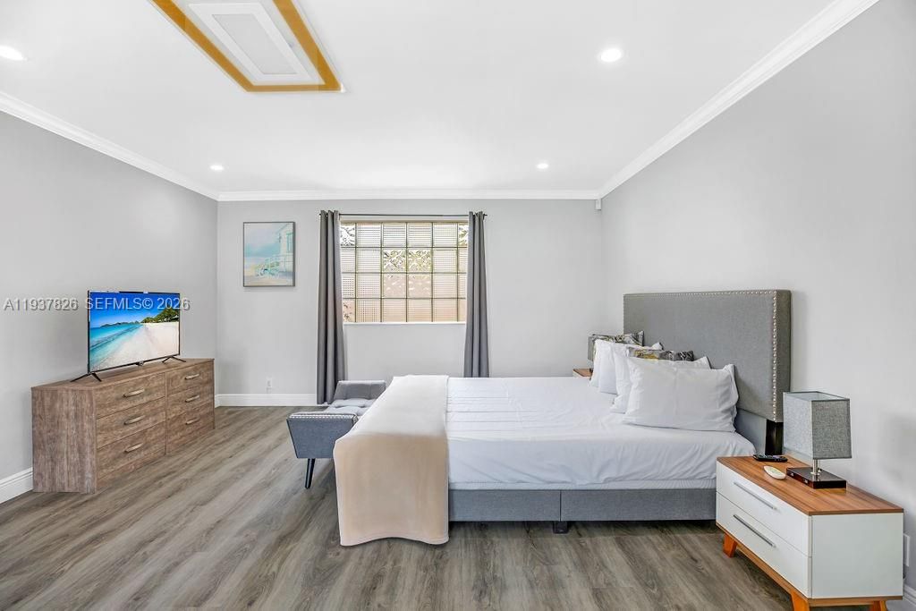 For Sale: $999,999 (4 beds, 3 baths, 2296 Square Feet)