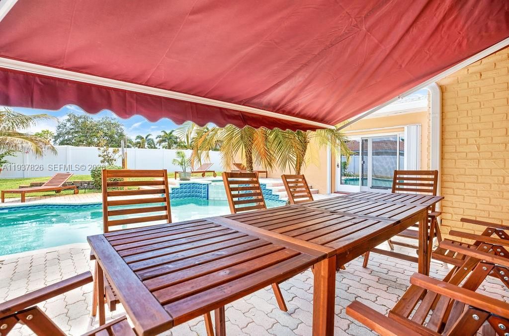 For Sale: $999,999 (4 beds, 3 baths, 2296 Square Feet)