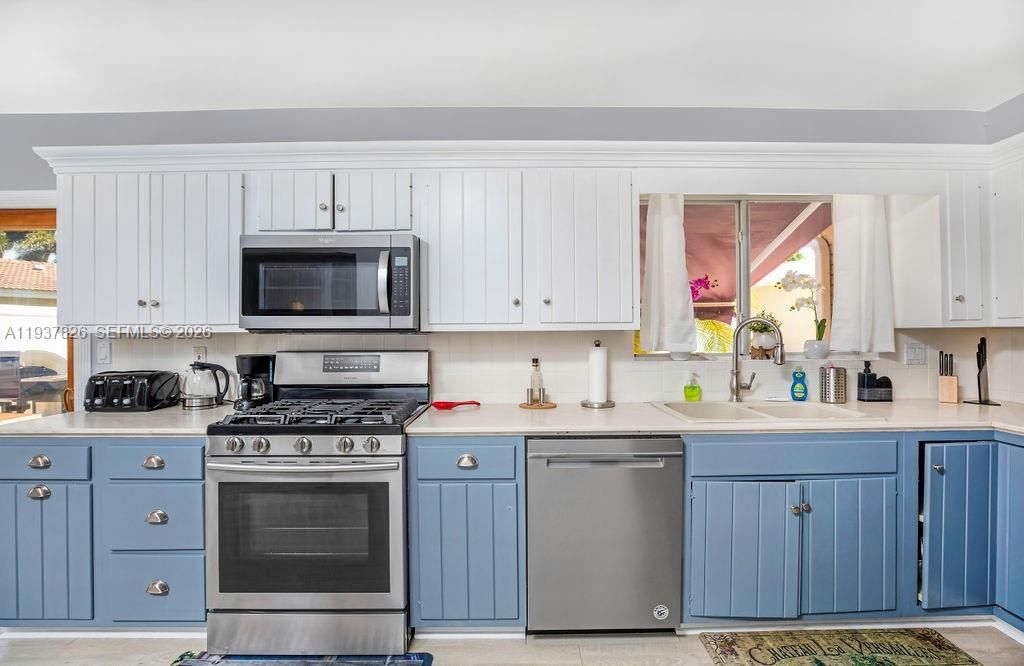 For Sale: $999,999 (4 beds, 3 baths, 2296 Square Feet)