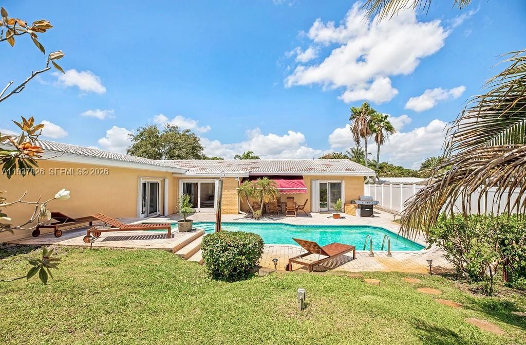 For Sale: $999,999 (4 beds, 3 baths, 2296 Square Feet)