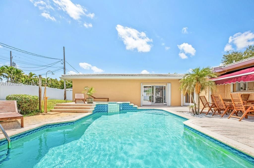 For Sale: $999,999 (4 beds, 3 baths, 2296 Square Feet)