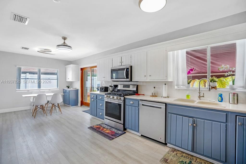 For Sale: $999,999 (4 beds, 3 baths, 2296 Square Feet)