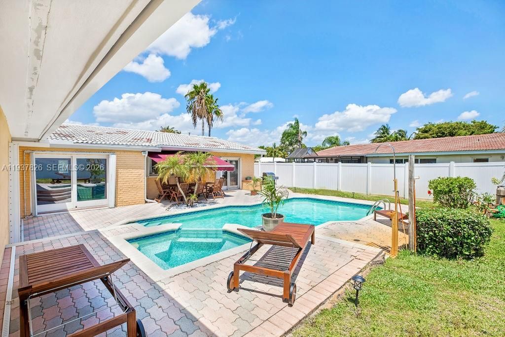 For Sale: $999,999 (4 beds, 3 baths, 2296 Square Feet)