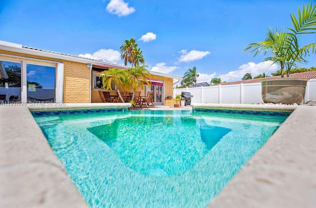 For Sale: $999,999 (4 beds, 3 baths, 2296 Square Feet)