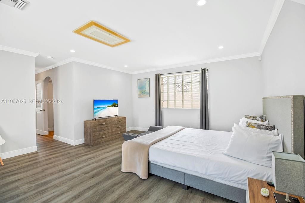 For Sale: $999,999 (4 beds, 3 baths, 2296 Square Feet)