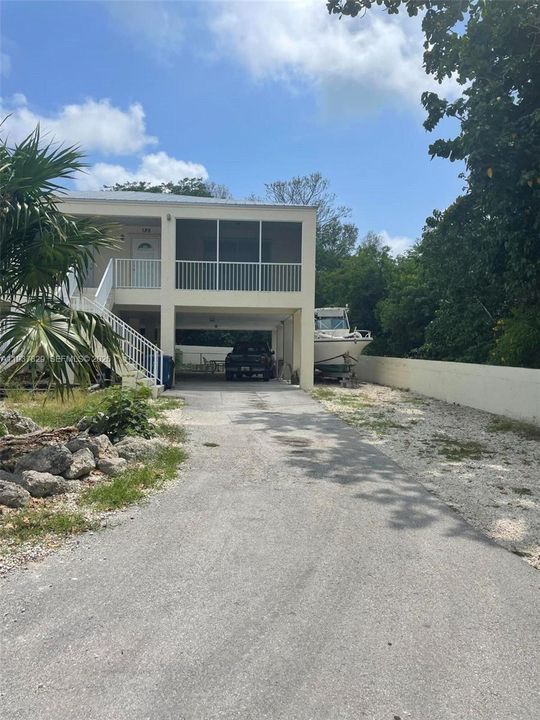 For Rent: $2,700 (2 beds, 1 baths, 891 Square Feet)