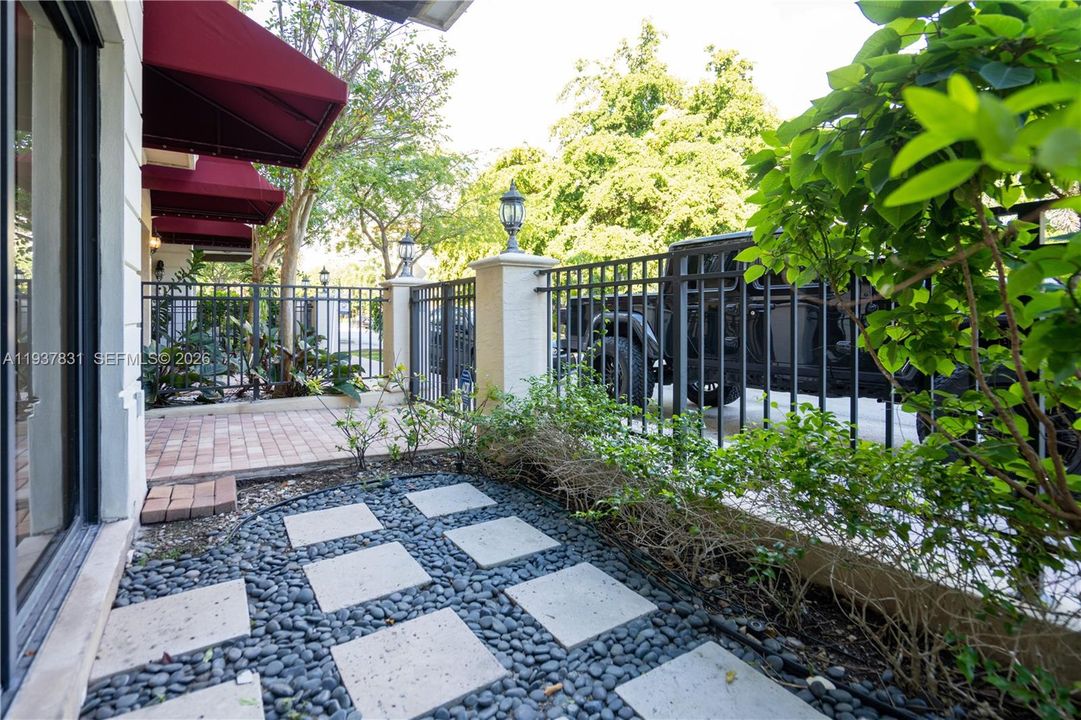 For Rent: $3,975 (2 beds, 2 baths, 1614 Square Feet)