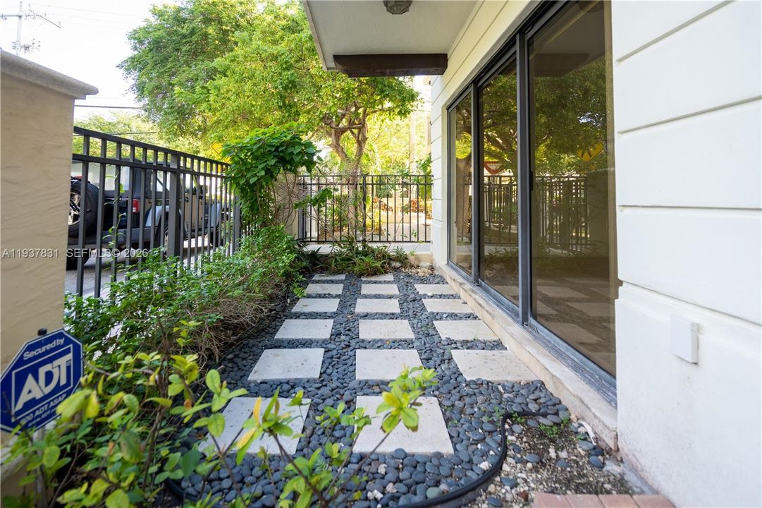 For Rent: $3,975 (2 beds, 2 baths, 1614 Square Feet)