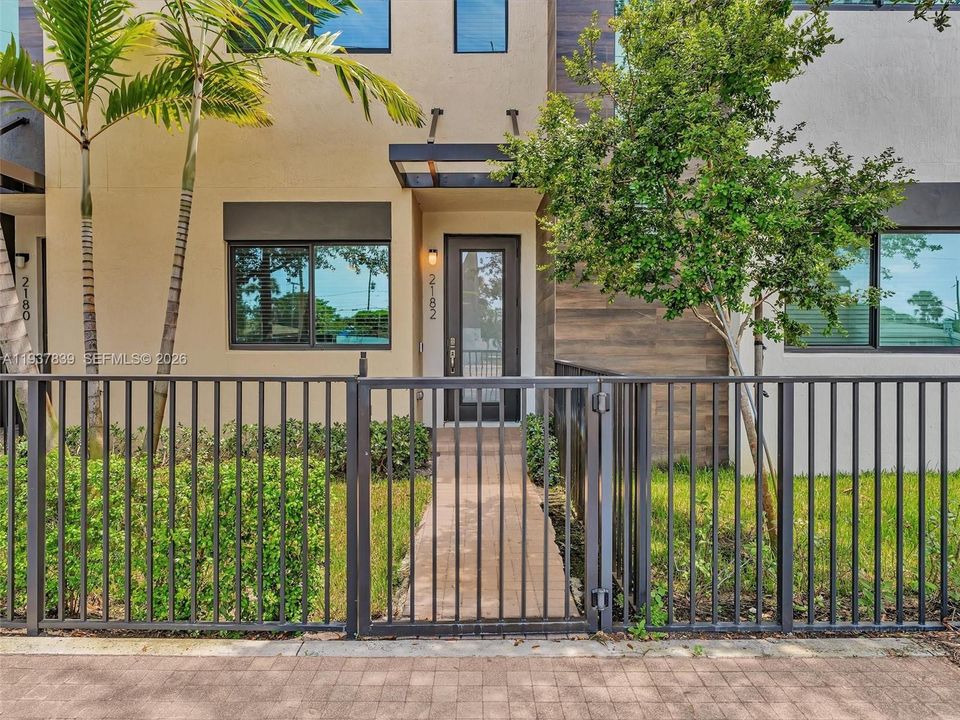 En Venta: $409,500 (3 camas, 2 baños, 1766 Pies cuadrados)