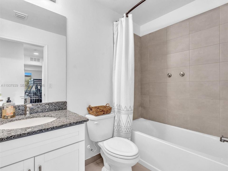 En Venta: $409,500 (3 camas, 2 baños, 1766 Pies cuadrados)