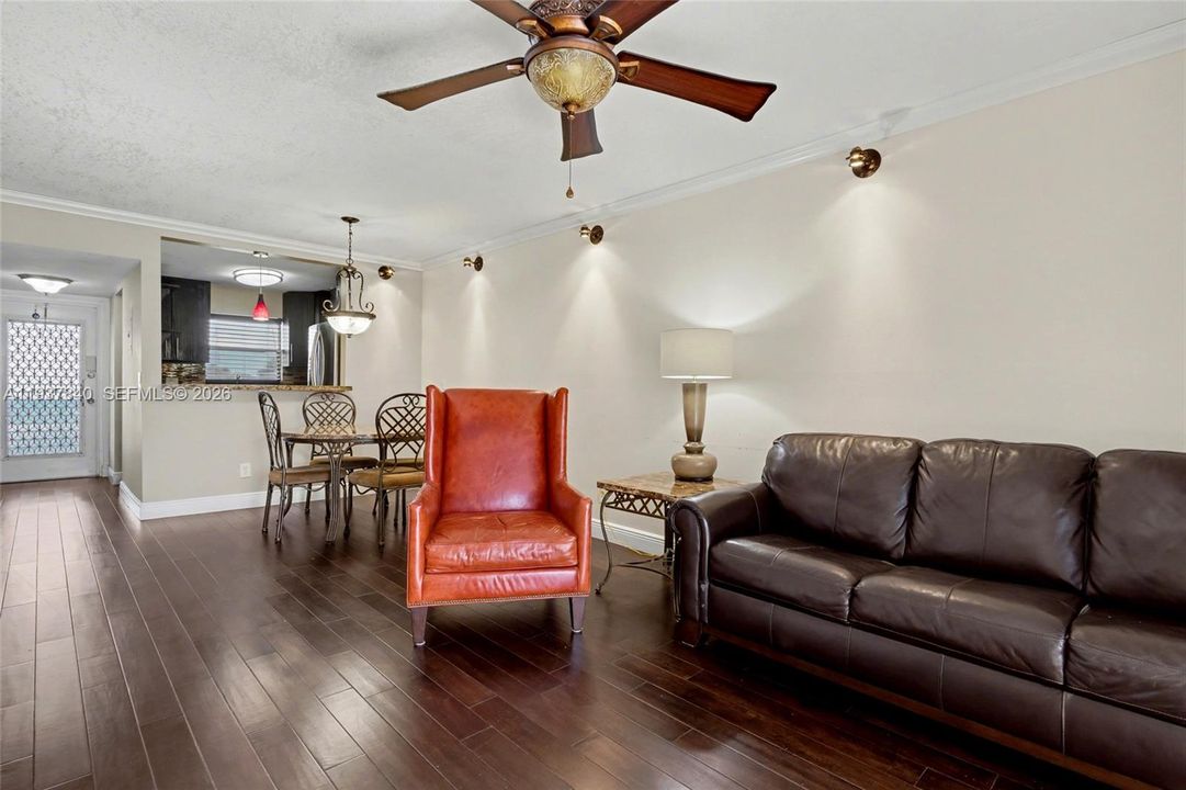 На продажу: $119,500 (2 спален, 1 ванн, 790 Квадратных фут)