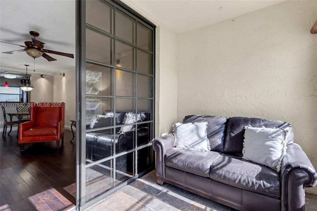 На продажу: $119,500 (2 спален, 1 ванн, 790 Квадратных фут)