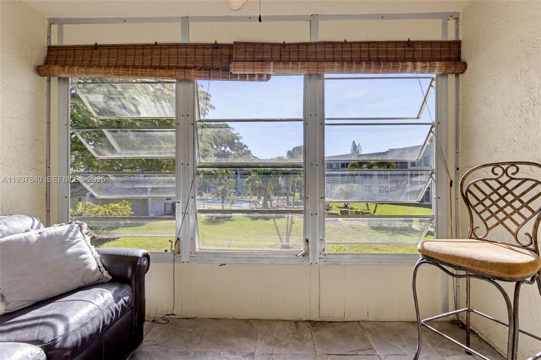 На продажу: $119,500 (2 спален, 1 ванн, 790 Квадратных фут)