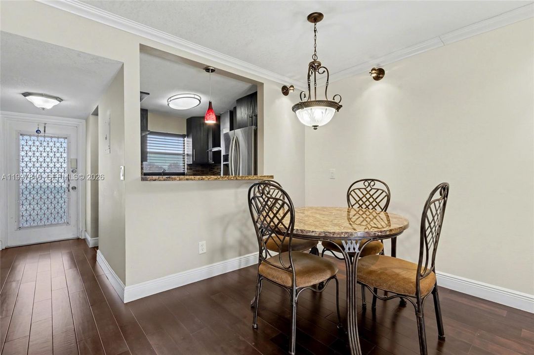 На продажу: $119,500 (2 спален, 1 ванн, 790 Квадратных фут)