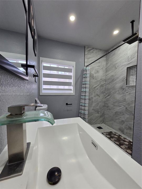 待售: $650,000 (4 贝兹, 2 浴室, 1856 平方英尺)