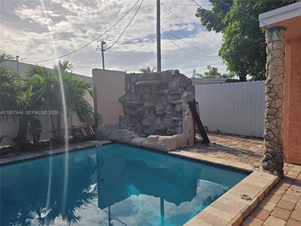 待售: $650,000 (4 贝兹, 2 浴室, 1856 平方英尺)