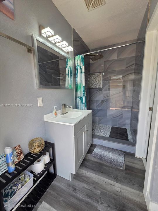 待售: $650,000 (4 贝兹, 2 浴室, 1856 平方英尺)