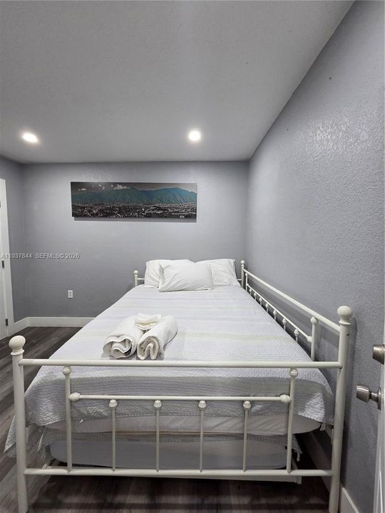 待售: $650,000 (4 贝兹, 2 浴室, 1856 平方英尺)