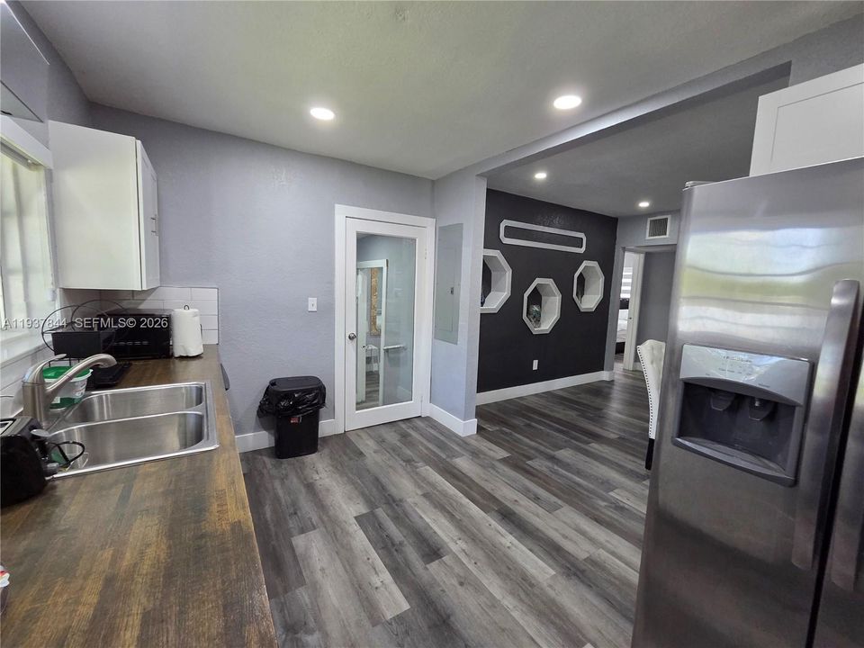 待售: $650,000 (4 贝兹, 2 浴室, 1856 平方英尺)