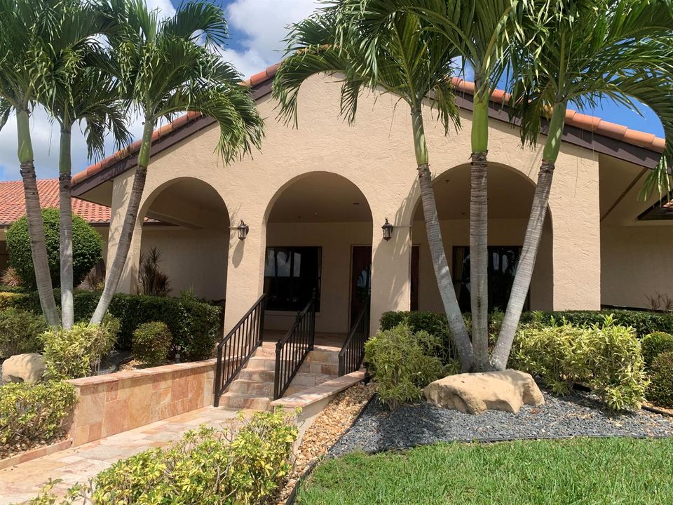 CLUBHOUSE ENTRANCE