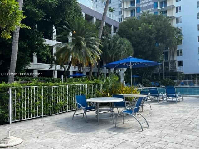 待售: $309,000 (2 贝兹, 2 浴室, 914 平方英尺)