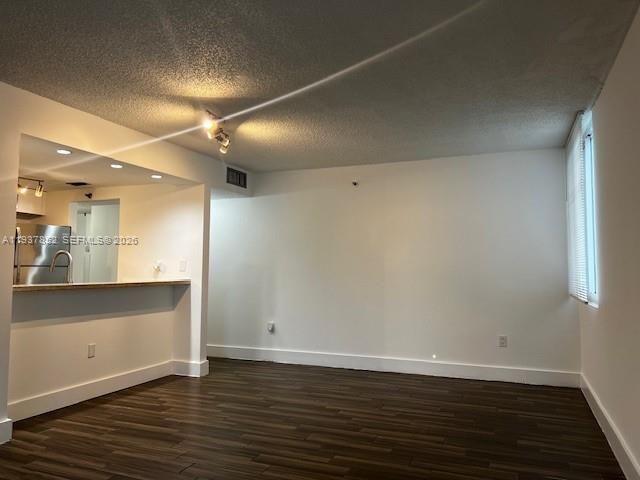 待售: $309,000 (2 贝兹, 2 浴室, 914 平方英尺)