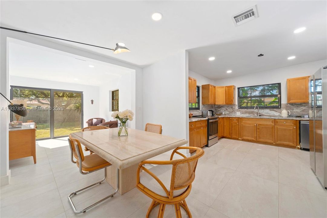 En Venta: $985,000 (4 camas, 3 baños, 1595 Pies cuadrados)