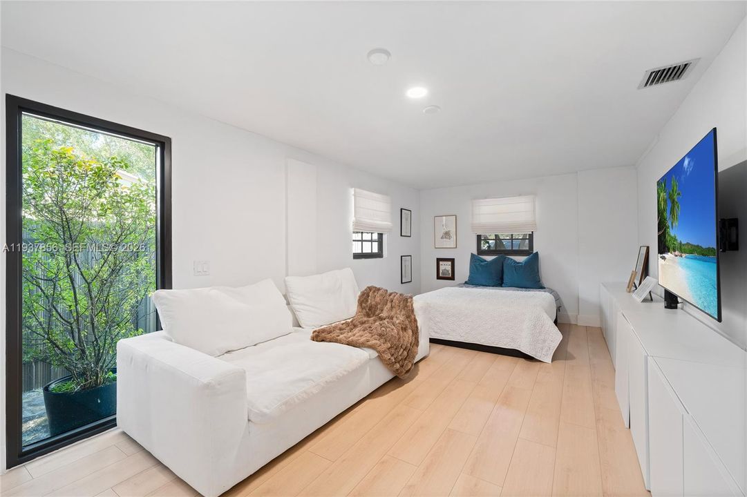 En Venta: $985,000 (4 camas, 3 baños, 1595 Pies cuadrados)