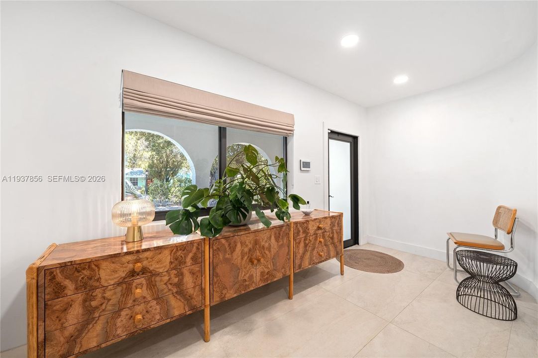 En Venta: $985,000 (4 camas, 3 baños, 1595 Pies cuadrados)