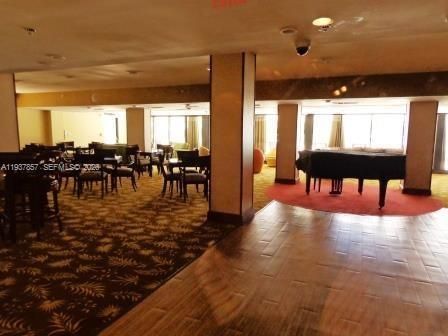 For Rent: $2,500 (1 beds, 1 baths, 1019 Square Feet)