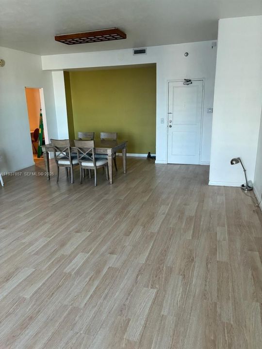 For Rent: $2,500 (1 beds, 1 baths, 1019 Square Feet)