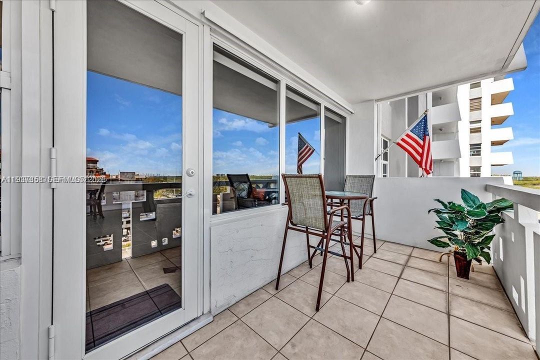 For Sale: $629,900 (2 beds, 2 baths, 1120 Square Feet)