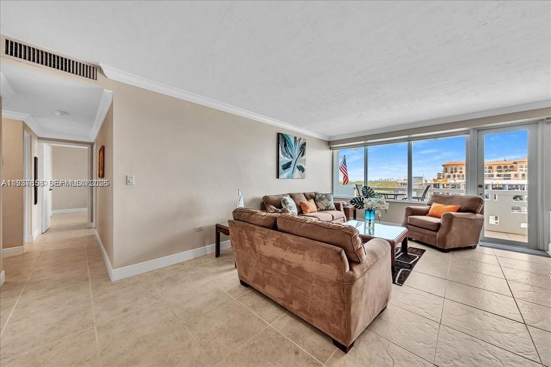 For Sale: $629,900 (2 beds, 2 baths, 1120 Square Feet)