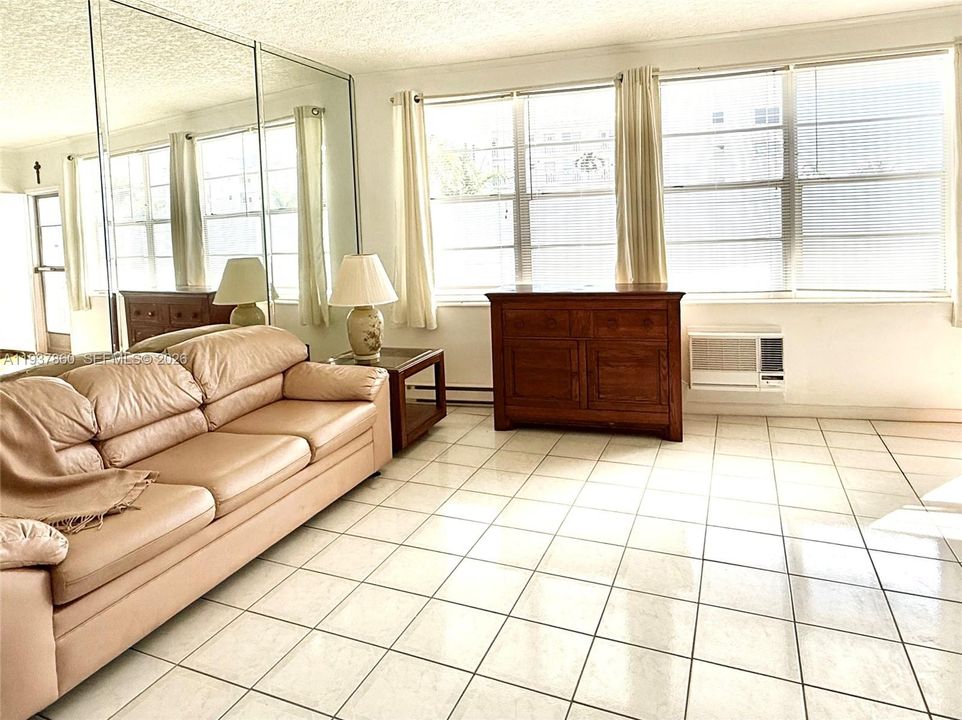 待售: $169,000 (1 贝兹, 1 浴室, 755 平方英尺)