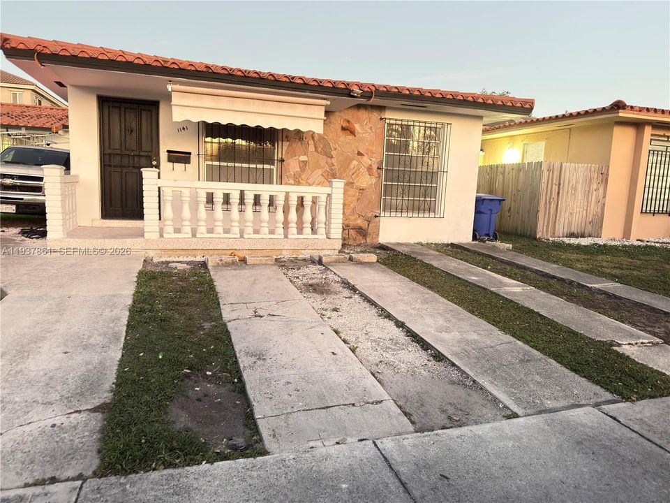 For Rent: $2,300 (2 beds, 1 baths, 2206 Square Feet)