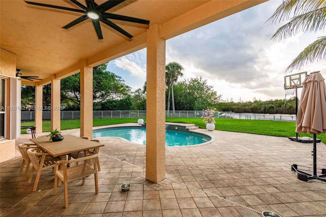 En Venta: $1,500,000 (6 camas, 4 baños, 3574 Pies cuadrados)