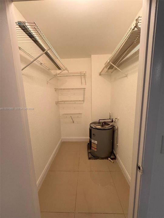 For Rent: $1,975 (1 beds, 1 baths, 810 Square Feet)