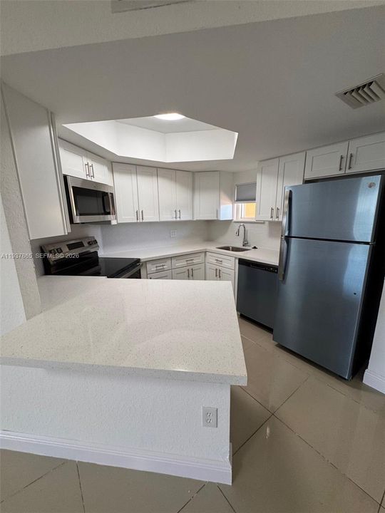 For Rent: $1,975 (1 beds, 1 baths, 810 Square Feet)