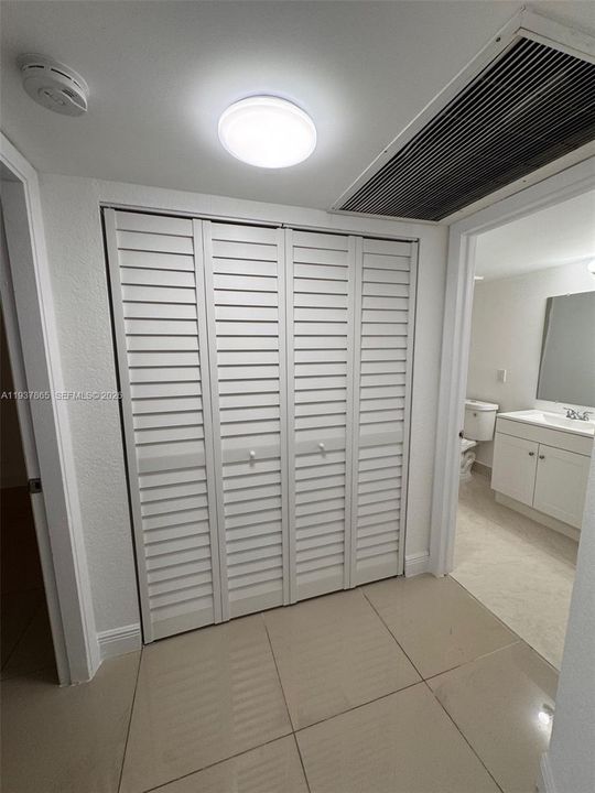 For Rent: $1,975 (1 beds, 1 baths, 810 Square Feet)