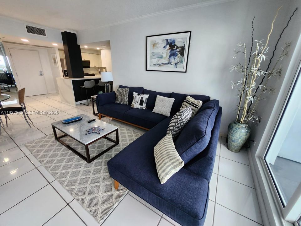 出租: $9,250 (2 贝兹, 2 浴室, 1180 平方英尺)