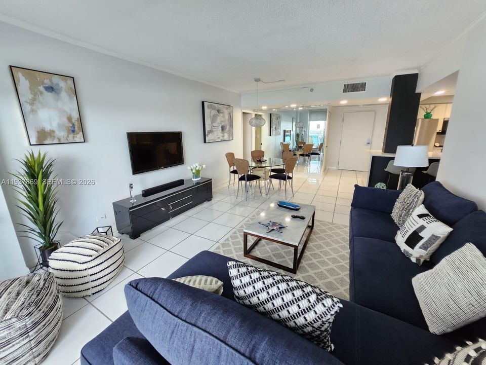 出租: $9,250 (2 贝兹, 2 浴室, 1180 平方英尺)