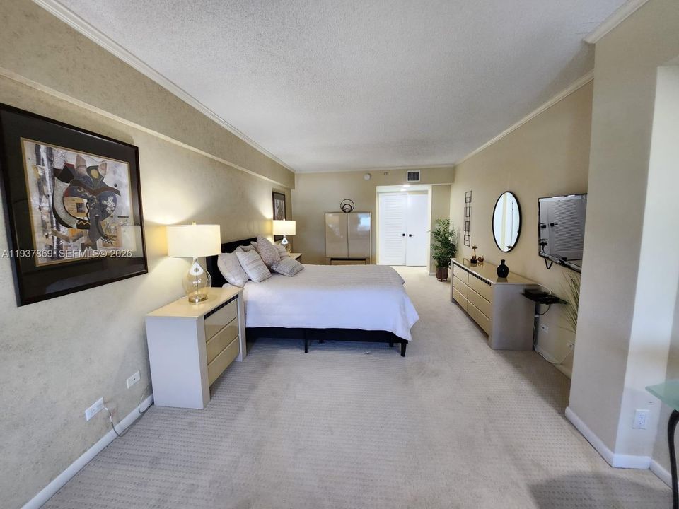 出租: $9,250 (2 贝兹, 2 浴室, 1180 平方英尺)